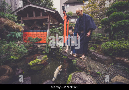 Senior paar Lifestyle Momente in ein traditionelles japanisches Haus Stockfoto