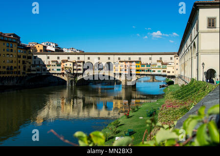 Die Brücke Ponte Vecchio und den Ufern des Flusses Arno in Florenz, Toskana, Italien Stockfoto