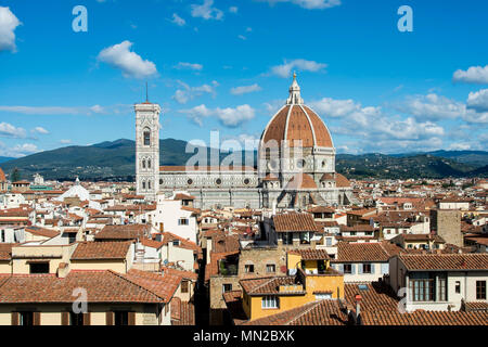 Dachterrasse mit Blick auf Florenz, UNESCO-Weltkulturerbe. Toskana, Italien, Europa. Die Kathedrale Santa Maria del Fiore, der Duomo (Kathedrale) von Floren Stockfoto