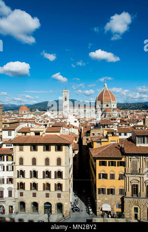 Dachterrasse mit Blick auf Florenz, UNESCO-Weltkulturerbe. Toskana, Italien, Europa. Die Kathedrale Santa Maria del Fiore, der Duomo (Kathedrale) von Floren Stockfoto