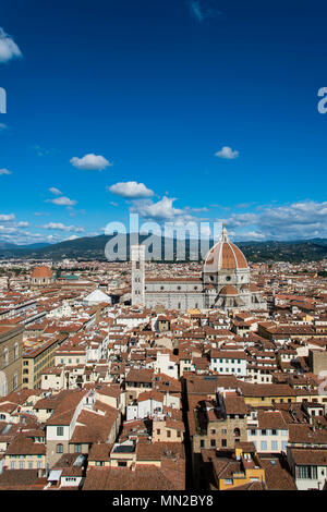 Dachterrasse mit Blick auf Florenz, UNESCO-Weltkulturerbe. Toskana, Italien, Europa. Die Kathedrale Santa Maria del Fiore, der Duomo (Kathedrale) von Floren Stockfoto