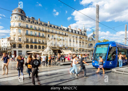 Montpellier (Südfrankreich): Fußgänger-, Straßenbahn- und Haussmann-gebäude Fassaden auf dem Platz "Place de la Comedie', im Zentrum der Stadt Stockfoto