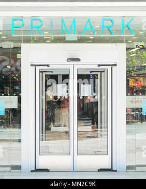 Hannover, Deutschland - Mai 7, 2018: Primark logo Schild über der Eingangstür der lokalen Shop der Irischen schnelle Mode Chain Store unternehmen. Stockfoto