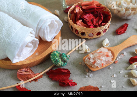 Close up Himalaya-salz auf Holz Löffel Spa schmücken mit trockener Rose Blume Stockfoto