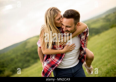 Junge liebende coulpe Spaß im Frühling Natur Stockfoto