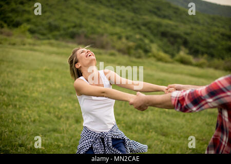 Junge liebende coulpe Spaß im Frühling Natur Stockfoto