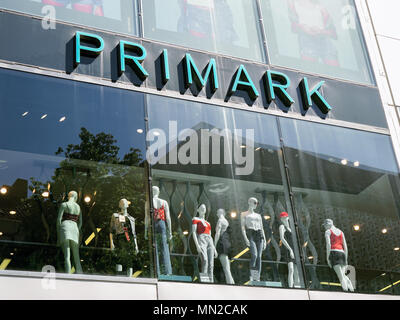Hannover, Deutschland - Mai 7, 2018: Primark logo Zeichen auf Storefront oben Schaufensterpuppen präsentieren ihre Marke der schnelle Mode. Stockfoto