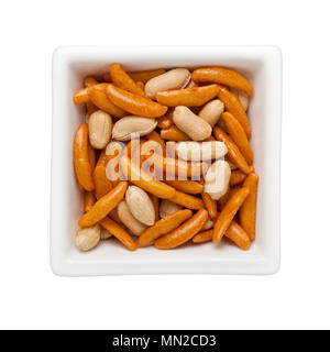 Japanische snack-Reiskräcker und Erdnüsse in einem quadratischen Schüssel auf weißem Hintergrund Stockfoto