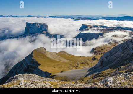 Vercors-massiv, Gresse-en-Vercors (Frankreich): Wolken und den Mont Aiguille 'Peak (links) von der "Grand Veymont' Berg gesehen Stockfoto