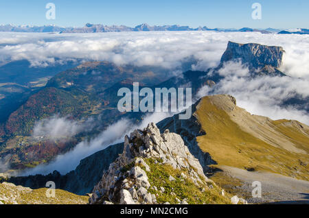 Vercors-massiv, Gresse-en-Vercors (Frankreich): Wolken und den Mont Aiguille 'Peak (rechts) vom "Grand Veymont' Berg gesehen Stockfoto