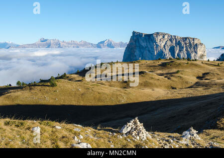 Vercors-massiv, Gresse-en-Vercors (Frankreich): Wolken und den Mont Aiguille 'Peak (rechts) vom "Grand Veymont' Berg gesehen Stockfoto