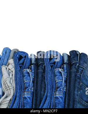 Stapel von Blue Jeans auf weißem Hintergrund mit Kopie Raum Stockfoto