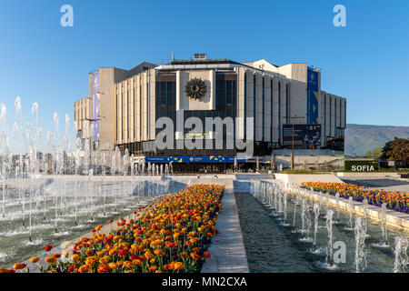 Sofia, Bulgarien - 22. April 2018: Vorderansicht der Nationalen Palast der Kultur oder NDK - die größte multifunktionale Konferenz- und Ausstellungszentrum Stockfoto