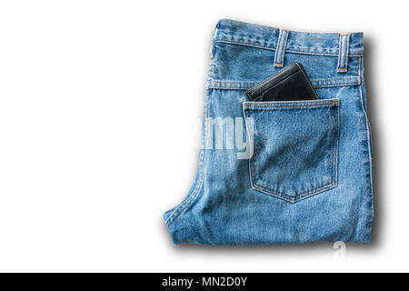 Schwarz Portemonnaie in der Tasche von Blue Jeans auf Holz Stockfoto