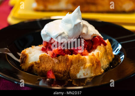 Einige Erdbeeren und Schlagsahne auf Angel Food cake Stockfoto