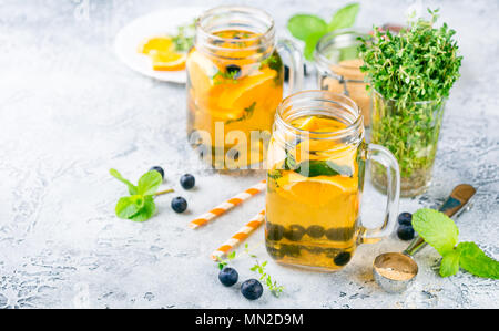 Orange Blueberry Detox Wasser oder Limonade mit Minze im Glas Glas auf ligth-Tabelle Stockfoto