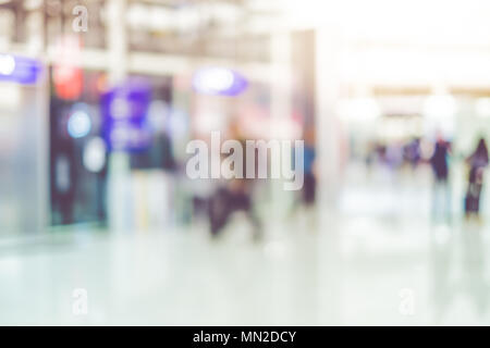 Unscharfer Hintergrund, Reisende mit Gepäck im Terminal Abreise Check-in am Flughafen mit bokeh Licht, Transport Konzept. Stockfoto
