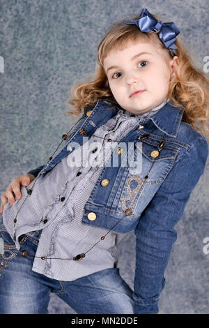 Süße kleine Mädchen in Jeans Jacke posing Stockfoto