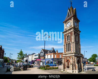 Newmarket Tourism - Uhrenturm und Schild in der High Street in Newmarket Suffolk. Erbaut im Jahr 1887 für Queen Victoria's Diamond Jubilee Stockfoto