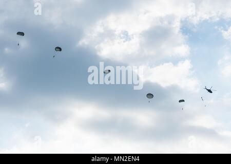 Fallschirmjäger mit der 5 Ranger Training Bataillon (5 RTB), Camp Merrill, Dahlonega, Georgia, das Wasser bei der luftgestützten Hilfsaktionen hinunter an den See Lanier, GA, Mai 9, 2018, 9. Mai 2018. 5 RTB durchgeführt eine bewusste Betrieb, um Kenntnisse in dieser Mission kritische Aufgabe zu erhalten. (U.S. Armee Foto von SPC. Jesse Coggins/Freigegeben). () Stockfoto