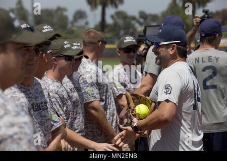 Marines mit Marine Corps Air Station Miramar der Softballmannschaft und San Diego Padres Alumni schütteln sich die Hände vor dem Spielen ein Softball Spiel auf der MCAS Miramar, Calif. am 10. Mai, 10. Mai 2018. Die Padres Alumni kamen, um ihre Unterstützung für das Militär mit temperamentvoll Wettbewerb zu zeigen und zu vielen Service Mitglieder der MCAS Miramar für Ihren Service. (U.S. Marine Corps Foto von Cpl. Daniel Auvert/Freigegeben). () Stockfoto