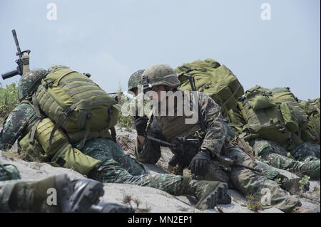 Us Marine Corps Sgt. Victor Berg, von Philadelphia, Pennsylvania, an Fox Unternehmen, 2.BATAILLON, 8 Marine Regiment zugeordnet gibt Anweisungen zu einem philippinischen Marine während eines amphibischen Übung (AMPHIBEX) am Naval Bildung und Ausbildung Befehl, Naval Station Leovigildo Gantioqui, San Antonio, Zambales, Philippinen am 9. Mai 2018 als Teil der Übung Balikatan 2018, 9. Mai 2018. AMPHIBEX erlaubt die philippinische und die US-Streitkräfte ein fähiger Disaster Response Anstrengung während der Operationen an Land zur Verfügung zu stellen. Übung Balikatan, in seiner 34. Iteration, ist eine jährliche US-Philippinischen militärische Ausbildung Stockfoto