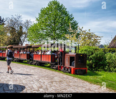 Britzer Garten, Neukölln, Berlin, Deutschland. 2018. Schneckenpost Manometer Bahnlinie und Bahnhof. Die Menschen genießen Spaß rund um Garten Stockfoto