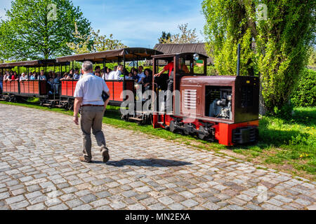 Britzer Garten, Neukölln, Berlin, Deutschland. 2018. Schneckenpost Manometer Bahnlinie und Bahnhof. Die Menschen genießen Spaß rund um Garten Stockfoto