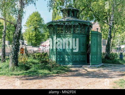 Berlin Alt-Mariendorf. Historisches Grünes Gusseisen wc bekannt als ein Café Achteck (Achteckige Café). ! 9. Jahrhundert Toilette mit aufgelisteten Status Stockfoto