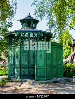 Berlin Alt-Mariendorf. Historisches Grünes Gusseisen wc bekannt als ein Café Achteck (Achteckige Café). ! 9. Jahrhundert Toilette mit aufgelisteten Status Stockfoto