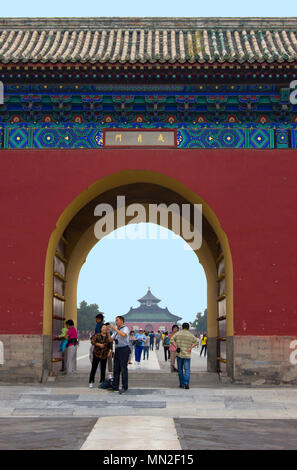 Die "Halle des Gebetes für eine gute Ernte compound am historischen Himmelstempel in Peking, China, gesehen durch Chengzhen Tor. Stockfoto