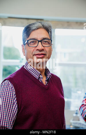 Porträt eines reifen Mann in der Küche seiner Wohnung. Stockfoto