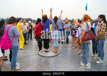 Besucher stand in der Mitte der kreisförmigen Damm Altar am historischen Himmelstempel in Peking, China. Stockfoto