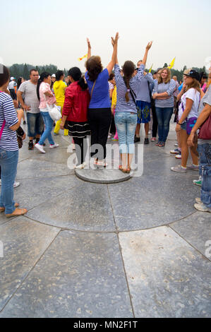 Besucher stand in der Mitte der kreisförmigen Damm Altar am historischen Himmelstempel in Peking, China. Stockfoto