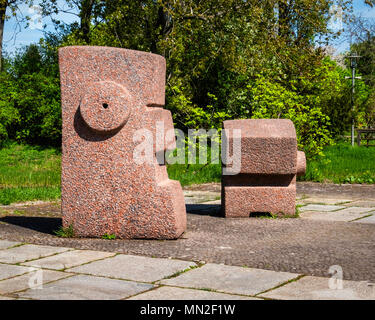 Britzer Garten, Neukölln, Berlin, Deutschland. 2018. Abstrakte Stein Skulptur am Eingang zum Garten. Stockfoto