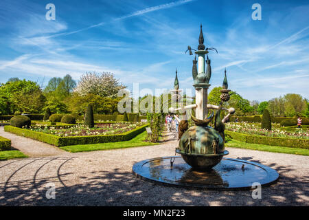 Britzer Garten, Neukölln, Berlin, Deutschland. 2018. formellen Rosengarten im Frühjahr mit Brunnen, beschnitten, Hecken, Sträucher und Tulpen und Menschen zu Fuß auf dem Weg Stockfoto