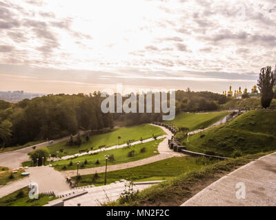 Panorama auf dem linken Ufer des Dnjepr in Kiew in den Park der ewigen Herrlichkeit. Blick von der Aussichtsplattform. Stockfoto
