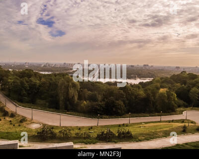 Panorama auf dem linken Ufer des Dnjepr in Kiew in den Park der ewigen Herrlichkeit. Blick von der Aussichtsplattform. Stockfoto