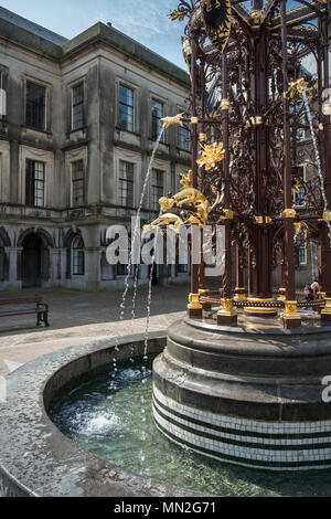 Die neo-gotischen vergoldeten Springbrunnen und Binnenhof Gebäude, Den Haag (Den Haag), Niederlande. Stockfoto