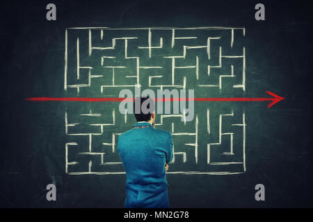 Rückansicht eines verwirrten Geschäftsmann vor einer Tafel, eine Lösung aus dem Labyrinth zu entkommen. Das Brechen der Regeln, als rote Linie durchbohren die Stockfoto