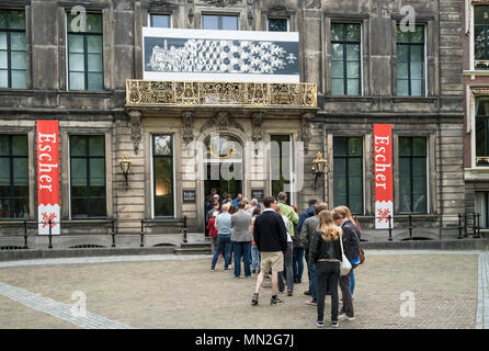 Die Leute Schlange vor dem Eingang zu Escher in Het Paleis, Werke von niederländischen Künstler M.c. zu sehen, Lange Voorhout Palace, Den Haag, Niederlande. Stockfoto
