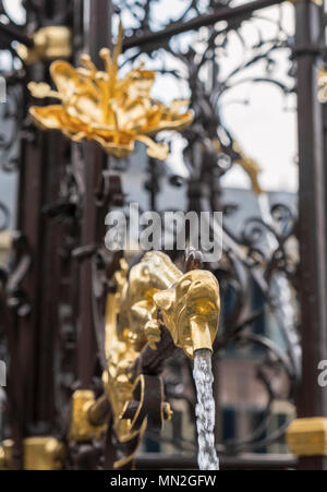 Nahaufnahme der neo-gotischen vergoldeten Springbrunnen im Binnenhof Komplex, in dem niederländischen Parlament in Den Haag, Niederlande. Stockfoto