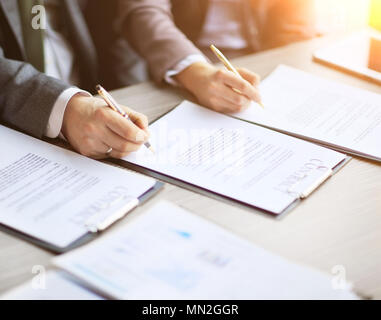 Unternehmen junge Menschen im Job Interview, unterzeichnete einen Arbeitsvertrag mit Chef im Büro Stockfoto