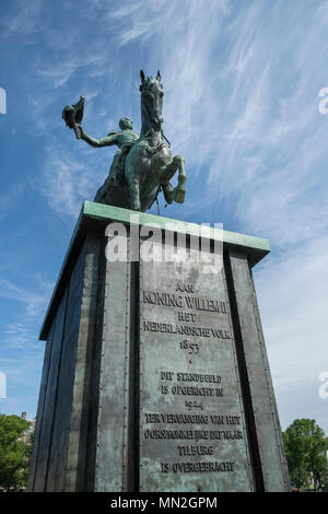 Das Reiterstandbild von König Wilhelm II. auf einem Sockel im Zentrum von Den Haag (Den Haag), Südholland, Niederlande. Stockfoto