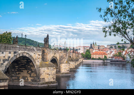 Charles Brücke, eine tschechische Architektur im gotischen Stil mit barocken Statuen, und überqueren Sie die Moldau und die Prager City, in der Tschechischen Republik. Stockfoto