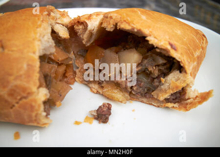 In Scheiben geschnitten öffnen Cornish Pasty, die Fleisch Kartoffel Rübe oder Schwede und Zwiebel England Großbritannien Stockfoto