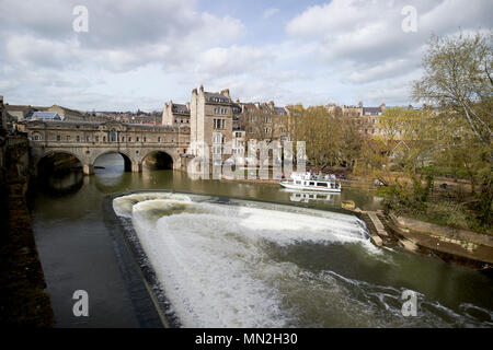 Pulteney Brücke Fluss Avon und Wehr in der Innenstadt von Bath England Großbritannien Stockfoto