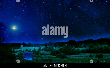 Sommer ländlichen Nacht Landschaft mit ein helles flackern Sternenhimmel und der Vollmond über den Schlafenden blühenden Tal und Dorf Stockfoto