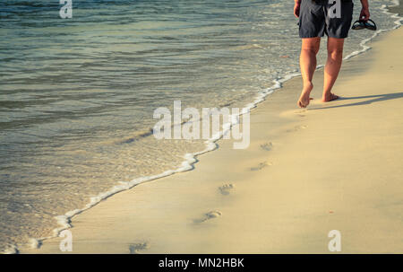 Eine Person strahlt nahöstlichen an einem Sandstrand auf einer Insel im BVI Stockfoto