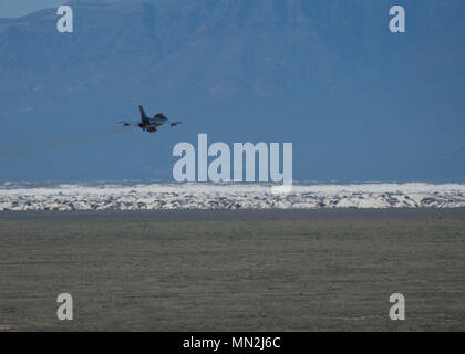 Eine F-16 Fighting Falcon an die 314 Fighter Squadron zugeordnet fliegt Richtung White Sands National Monument, das als Teil des letzten gemeinsamen flying Mission mit einer Luftwaffe Tornado Holloman Air Force Base, N.M., 12.08.17, 2017. Die Luftwaffe hat die letzte Etappe ihrer Abreise eingegeben, jedoch werden Sie nicht Ihre Abreise von Holloman AFB komplette bis Mitte 2019. (U.S. Air Force Foto von älteren Flieger Chase Cannon) Stockfoto